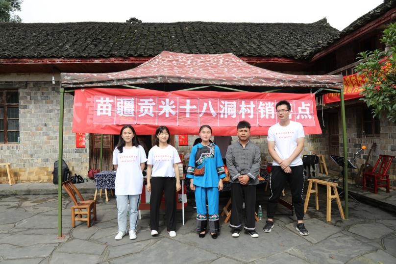 (图为 beat365学生与研究生学长合照)